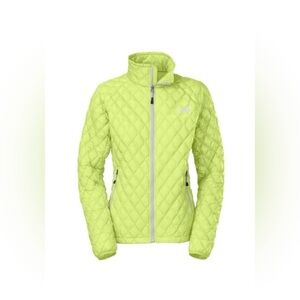 Women’s Northface thermoball puffer size medium